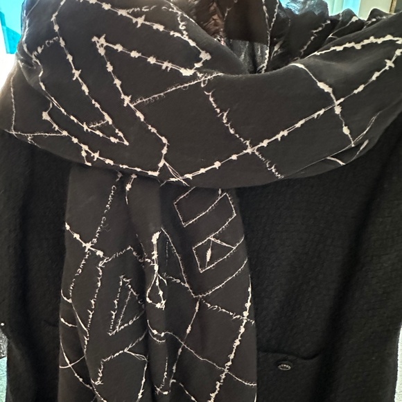 CHANEL 52 x74 INCH LIGHTWEIGHT SHAWL AND/OR LARGE SCARF - Picture 1 of 3